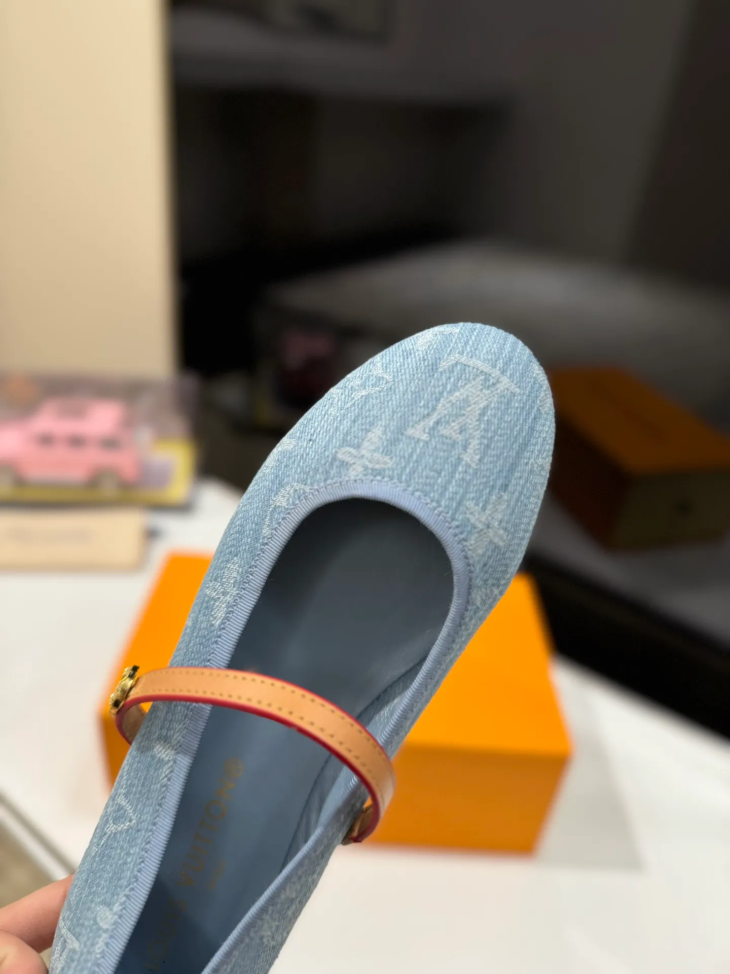 👟👟Ex-factory price 600👟👟 👟👟LV | Louis Vuitton 25𝐬𝐬 🧡💚2025 early spring new top version‼ ️The original version is the same. The counter specializes in the latest ROMY flat ballet shoes. Hard goods are new🆕 ❥Purchase level! Full of high-end feel! A popular model among bloggers at home and abroad, it’s retro and fashionable and looks amazing on your feet! Mainly recommended models on the official website★ ✅Upper: Highly customized denim/lambskin/presbyopia leather ✅Inner lining: imported sheepskin lining ✅Outsole: original Italian leather outsole ✅Shoe size: 35-39 (customized for 40, 41, 42) ✅Packaging: full set of exquisite packaging
